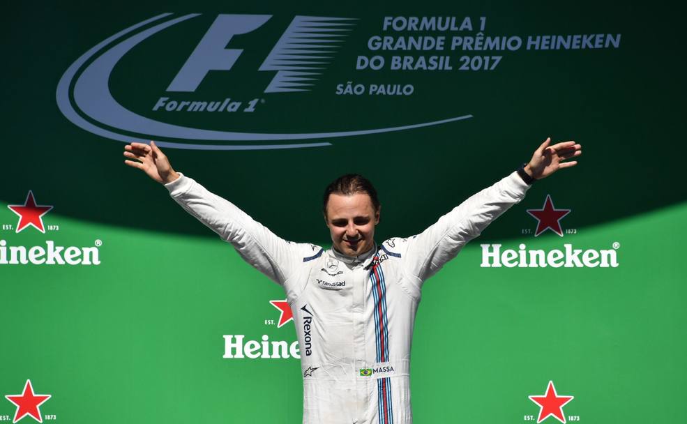 Passaggio sul podio per Felipe Massa che saluta il suo pubblico: per lui  l&#39;ultimo GP del Brasile. Afp